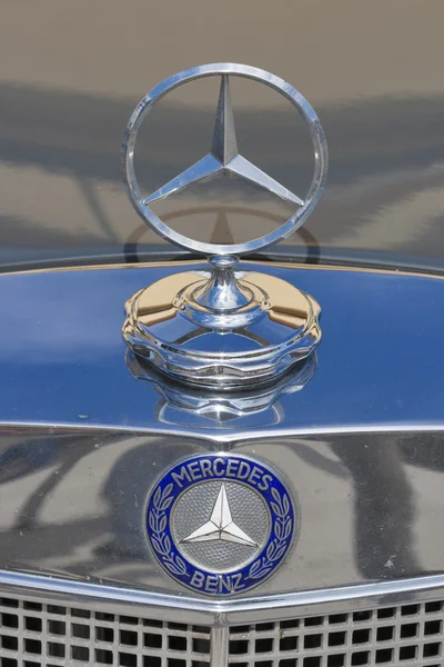 Vintage kylare och emblem av Mercedes-Benz — Stockfoto