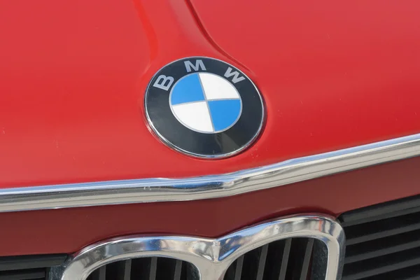 Vintage radiator and the emblem of the BMW — Stock Photo, Image