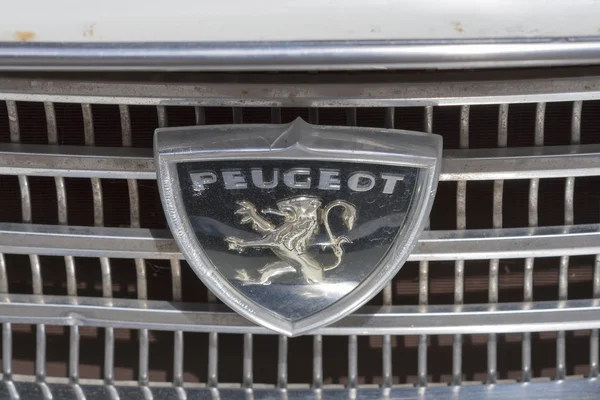 Vintage radiator and the emblem of the Peugeot — Stock Photo, Image