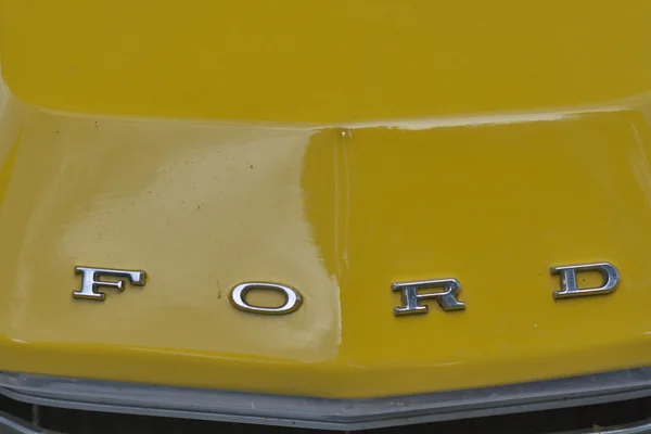 Vintage radiator and the emblem of the Ford — Stock Photo, Image