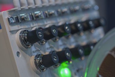 Profesyonel makine nakış farklı doku üzerinde uygulamak için