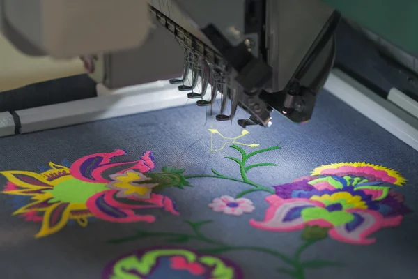 Máquina profissional para aplicação de bordados em diferentes tecidos — Fotografia de Stock