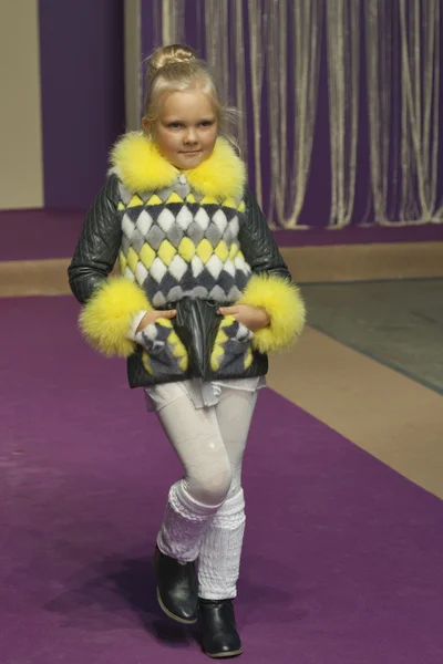 Liten flicka modell på Kiev mode 2014 — Stockfoto