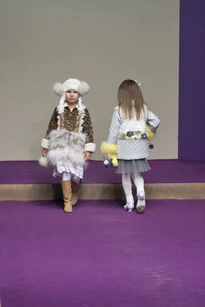 Liten flicka modeller på Kiev mode 2014 — Stockfoto