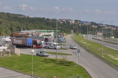 İnsanlar ve arabalar park önünde Mcdonald's restoran ve Crodux benzin istasyonu Rijeka, Hırvatistan.