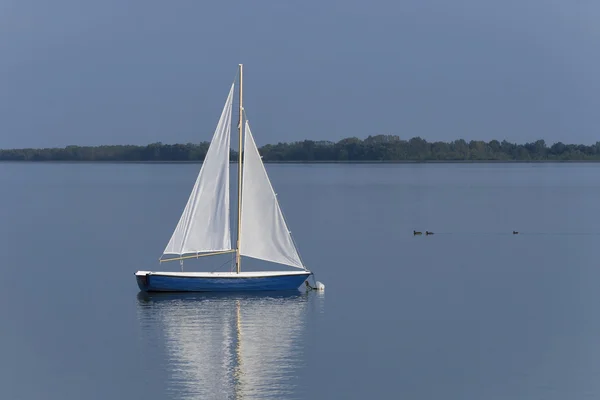 Paysage du lac Dubrava avec voilier à Prelog, Croatie . — Photo
