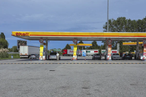 Shell gas station in Italy — Stockfoto