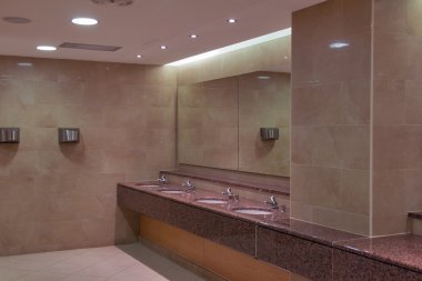 bir umumi tuvalet lavabo