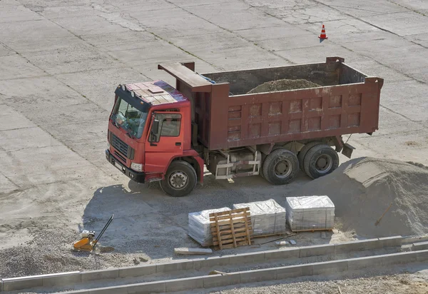 Nákladní auto na stavební pozemky — Stock fotografie