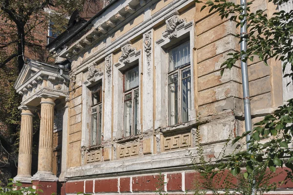 Ancienne maison en pierre abandonnée construite au XVIIIe siècle — Photo