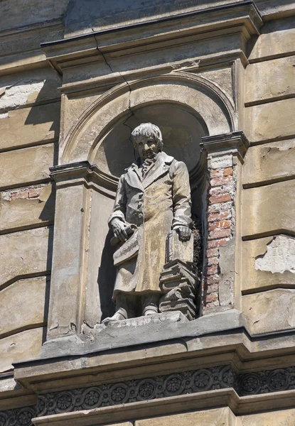 Staty på Lviv Polytechnic University byggnad — Stockfoto