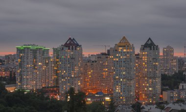 Gün batımında modern konut