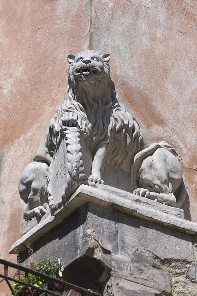 Estatua partida de doble cara de un león en la esquina de la casa —  Fotos de Stock