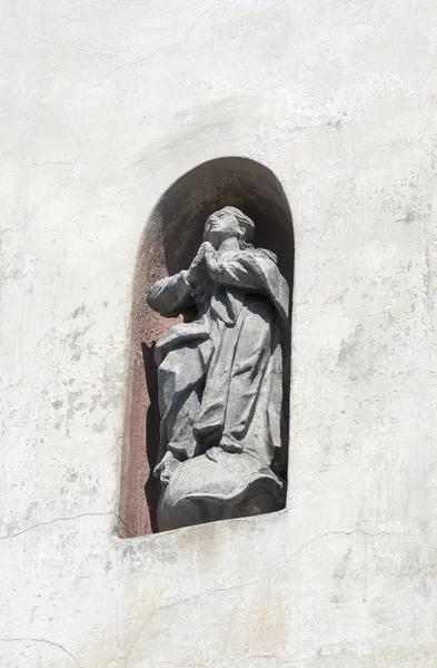 Statue of praying man in a wall niche. Lviv. — Stock Photo, Image