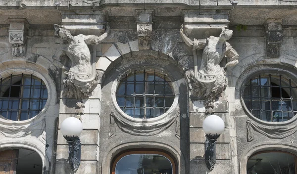 Parede de edifício antigo com estátuas em Lviv — Fotografia de Stock