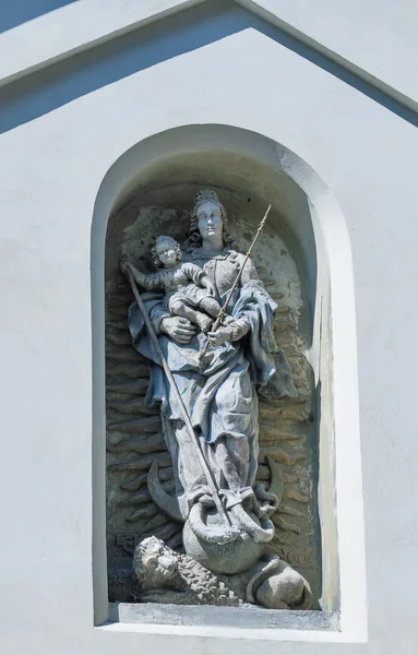 Virgin Mary statue over gate to Lviv Armenian Cathedral — Stock Photo, Image