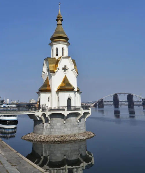 Nikolaikirche auf dem Wasser in Kiew, Ukraine — Stockfoto