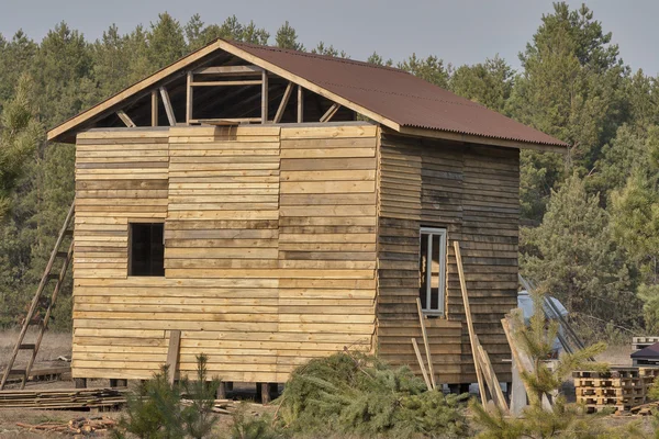 Будівництво дерев'яного будинку в лісі — стокове фото