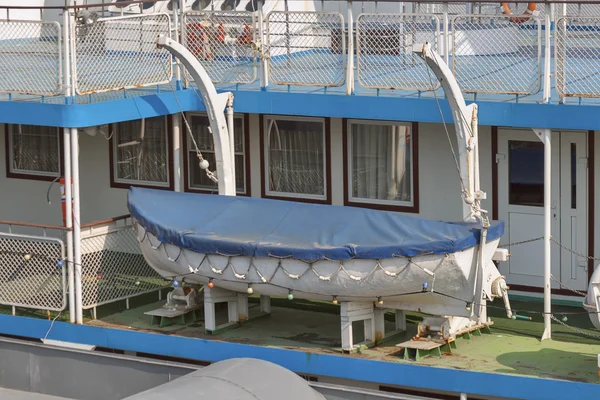 Bote salvavidas en el viejo barco fluvial —  Fotos de Stock