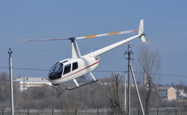 R44 Robinson Raven 1 uçan helikopter