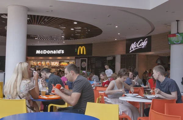 Praça de alimentação no centro comercial Ocean Plaza em Kiev — Fotografia de Stock