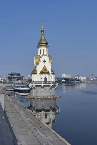 Kerk van Saint Nicholas op het water in Kiev, Oekraïne — Stockfoto