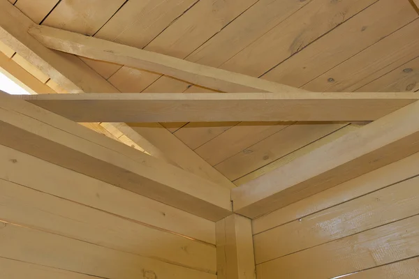 Techo de madera y paredes de construcción interior — Foto de Stock