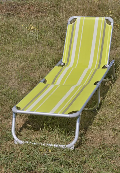 Entspannungsstuhl bereit für den Einsatz im Gras — Stockfoto