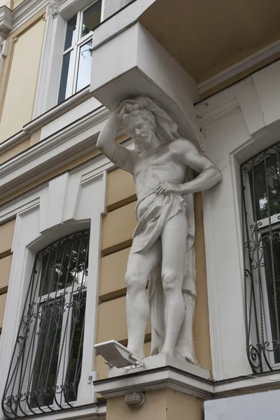 House with atlantes statue in historical area of Odessa — Stock Photo, Image