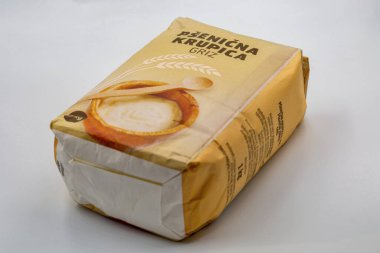 Porec, Hırvatistan - 21 Mayıs 2025: 1 kg 'lık buğday hasılatı paketi ve beyaz arka planda duran irmik madde, ön etiketi ve basit gıda paketleme tasarımını gösteriyor.