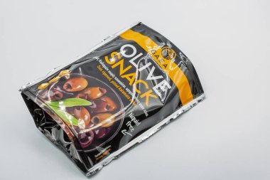 Porec, Hırvatistan - 29 Mayıs 2025: Güneşin olgunlaştığı, çukur Kalamata zeytinlerinin yer aldığı Gaea zeytin paketi, editoryal gıda ve ürün fotoğrafçılığı için beyaz bir arkaplanda sergilendi.