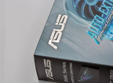 Kyiv, Ukrayna - 02 Şubat 2025: ASUS İkili Seriler video kartı paketi kopya alanı ile beyaza yakın çekim. ASUS Tayvanlı çok uluslu bilgisayar, telefon donanımı ve elektronik üreticisi..