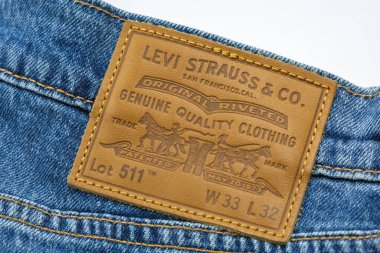 Kyiv, Ukrayna - 02 Mart 2025: Levi 'nin 511 kot pantolonu beyaza yakın çekim. Levi Strauss and Co., Levi marka kot pantolonlarıyla dünya çapında tanınan bir Amerikan giyim şirketi..