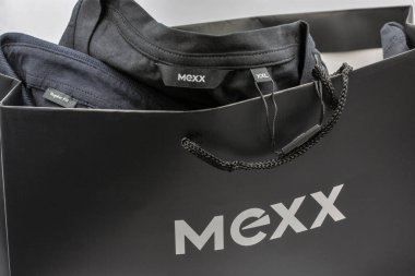 Kyiv, Ukrayna - 29 Mart 2025: MEXX erkek kıyafetlerinin stüdyo çekimi uzun kollu tişört ve polo kapağı beyaz üzerine. Meksika, Hollanda 'da 1986 yılında kurulan bir moda markasıdır..