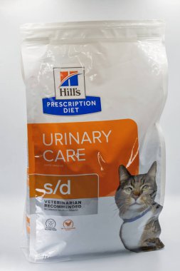 Kyiv, Ukrayna - 03 Mayıs 2025: Hill 'in reçeteli diyet diyet veteriner kedi maması paketi, tavuklu ve tekir kedisi kapaklı. Kedi idrarı sağlığı için özel tedavi edici beslenme.