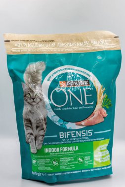 Kyiv, Ukrayna - 03 Mayıs 2025: Bir Purina Bir Bifensis Kapalı Salon Formülü kedi maması kuru kedi maması poşeti ve beyaz arka planda ürün ayrıntıları.