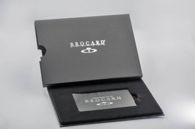 Kyiv, Ukrayna - Haziran 04, 2025: Premium Brocard markalı hediye kutusu siyah kadife yastıklı bir hediye çekini gözler önüne sermek için açıldı. Zarif sunum üst düzey ambalaj tasarımı kapatılıyor.