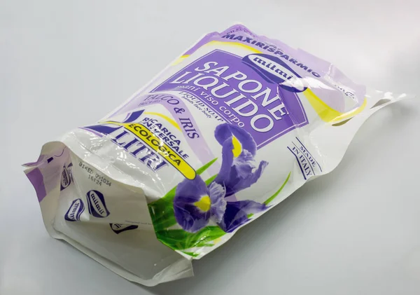 Kyiv, Ukrayna - 12 Nisan 2025: Milmil sıvı sabun ekolojik ve dermatolojik olarak test edilmiş formüllerin vurgulandığı pudra, iris, argan ve bal çeşitlerinin yer aldığı yeniden doldurma paketinin stüdyo çekimi.