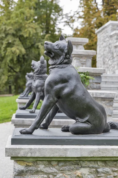 Statue di cani nel Parco Tivoli. Lubiana . — Foto Stock