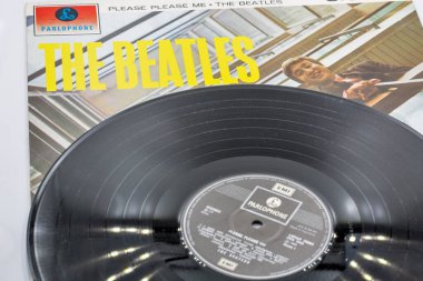 Kyiv, Ukrayna - 05 Ekim 2025: The Beatles Please Me albüm kapağı, yumuşak ışık yansımaları altında yiv ve etiket ayrıntılarını gösteren siyah bir plağın kapanışı.