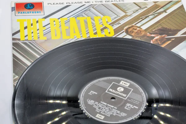 Kyiv, Ukrayna - 05 Ekim 2025: The Beatles Please Me albüm kapağı, yumuşak ışık yansımaları altında yiv ve etiket ayrıntılarını gösteren siyah bir plağın kapanışı.