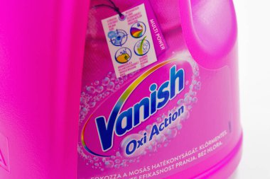 Kyiv, Ukrayna - 01 Aralık 2024: Pink Vanish Oxi Action çamaşır lekesinin beyaz yüzey üzerindeki stüdyo çekimi. Ürün çok dilli talimatlar ve temiz plastik tasarım içerir.