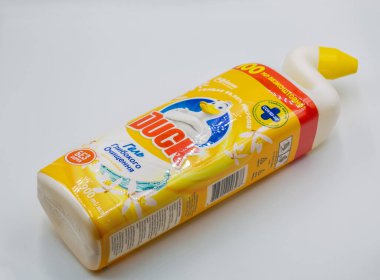 Kyiv, Ukrayna - 07 Aralık 2024: Ördek markasının stüdyo çekimi derin temizleyici tuvalet jeli sarı ambalajlı ördek maskotu logosu. Banyo temizleme malzemesi şişede ve açılı boyun aplikatörü var..