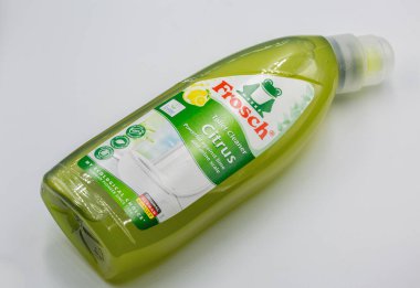 Kyiv, Ukrayna - 07 Aralık 2024: Frosch Citrus Tuvalet Temizleyici şişesinin yeşil ambalajlı ve çevre dostu etiketli stüdyo çekimi, beyaz arka plana yakın plan yerleştirildi.