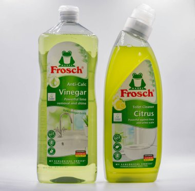 Kyiv, Ukrayna - 07 Aralık 2024: Frosch ekolojik temizlik ürünlerinin stüdyo çekimi: anti-calc sirke temizleyici ve narenciye temizleyicisi. Alman markası kireçtaşı temizleme ve banyo temizliği için..