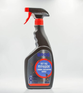 Kyiv, Ukrayna - 07 Aralık 2024: Bros marka karınca öldürücü böcek ilacı, kırmızı tetik ve kapaklı siyah plastik şişe spreyi, karınca resimli haşere kontrol ürünü.