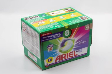 Kyiv, Ukrayna - 31 Aralık 2024: Ariel Kapsüllerinin renkli yıkama kapsülleri sergilenmektedir. Renkli giysiler için çamaşır deterjanı, geri dönüşümlü 10 yıkama paketi..