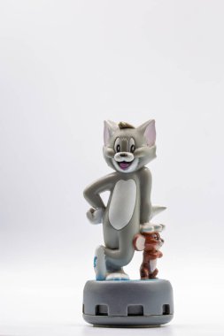 Kyiv, Ukrayna - 14 Aralık 2024: Beyaz kedi ve Jerry fare karakterlerinin küçük koleksiyon biblosu. Boyalı detayları olan klasik çizgi film ikilisi oyuncağı, pembe kulaklı gri kedi ve kahverengi fare..