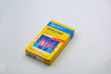 Kyiv, Ukrayna - 14 Aralık 2024: Dolgit Anti-Sudo beslenme destek paketinin kapatılması. Ürün magnezyum ve vitaminlerle normal kas fonksiyonlarını destekler..