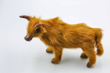 Yaratıcı kullanım için temiz beyaz bir arkaplan ile gösterilen biçimlendirilmiş tüylü, minyatür bir hayvan figürünün yakın görüntüsü.